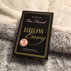 Too Faced Eyebrow shaping and defining kit